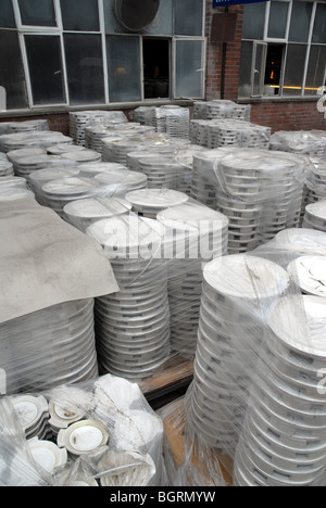 Paletten und Stapel von Platten und andere Keramik-Geschirr, außerhalb einer Fabrik, bereit für den Transport. Stockfoto