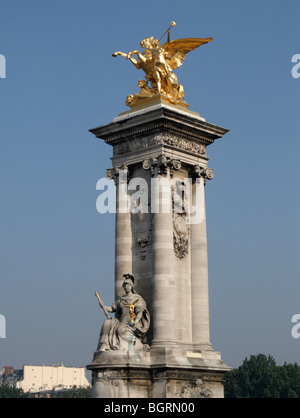 Vergoldeten Statuen der Brücke Alexander III. Paris. Frankreich Stockfoto