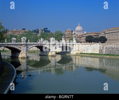 Blick auf den Petersdom von Ponte Umberto 1 über den Fluss Tiber Stockfoto