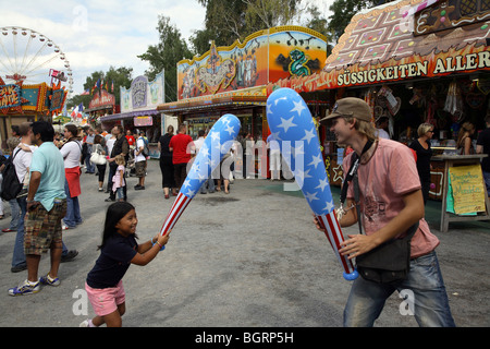 Leute, die Spaß auf ein deutsch-US-amerikanischer folk Festival, Berlin, Deutschland Stockfoto