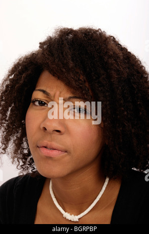 Nachdenklich wirkende junge Frau Stockfoto