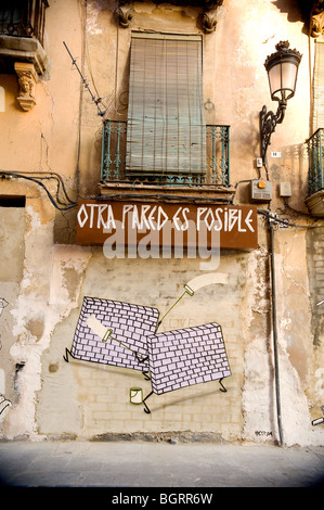 Straßenkunst ist ganz über das Zentrum von Valencia in Spanien. Bunte Graffiti von der mediterranen Sonne gebadet. Stockfoto