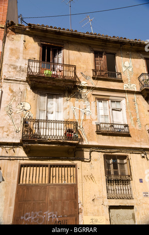 Straßenkunst ist ganz über das Zentrum von Valencia in Spanien. Bunte Graffiti von der mediterranen Sonne gebadet. Stockfoto