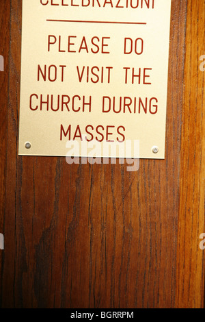 Bitte besuchen Sie die Kirche nicht in Massen Ankündigung in Rom, Italien Stockfoto