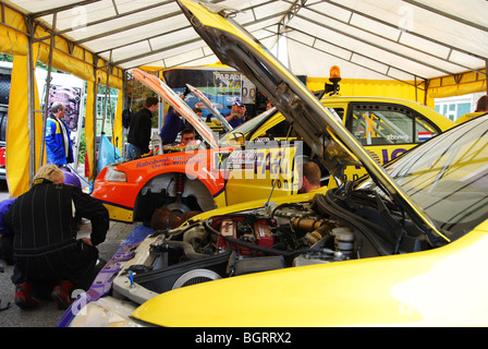 Mitsubishi Lancer EVO-Rallye-Autos im Service-Bereich im Jahr 2009 Paradigit-ELE-Rallye, Niederlande Stockfoto