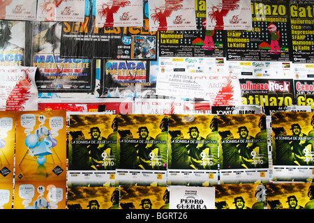 Flyposters an Wand in Spanien Stockfoto