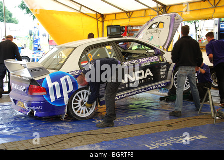 Anziehen von Radmuttern des Mitsubishi Lancer Evo 7 A8-Rallye-Auto auf 2009 Paradigit-ELE-Rallye, Niederlande Stockfoto