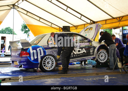 Anziehen von Radmuttern des Mitsubishi Lancer EVO 7 A8-Rallye-Auto auf 2009 Paradigit-ELE-Rallye, Niederlande Stockfoto