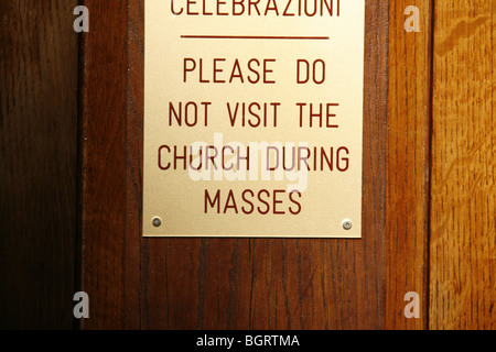 Bitte besuchen Sie die Kirche nicht in Massen Ankündigung in Rom, Italien Stockfoto