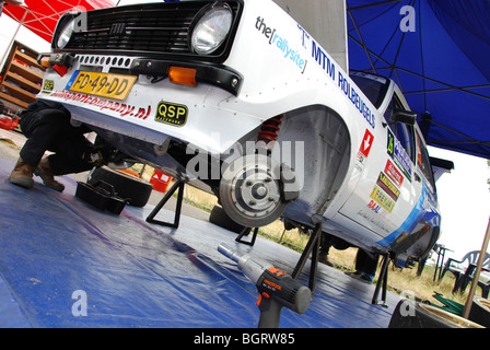 Ford Escort Mk II BDA im Service-Bereich zwischen Wertungsprüfungen auf 2009 Paradigit-ELE-Rallye, Niederlande Stockfoto