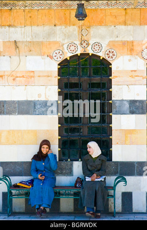 Zwei junge Frauen bei Azem Palast in der Altstadt von Damaskus, Syrien Stockfoto