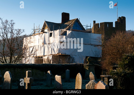 Stokesay Castle Torhaus, Shropshire, verpackt in Kunststoff für Restaurierung Stockfoto