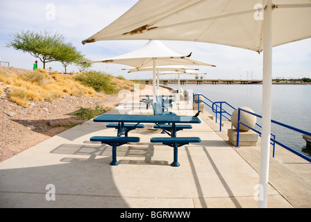 Schattigen Picknick-Tische neben dem Rio Salado (Tempe Town Lake) in Tempe, Arizona Stockfoto