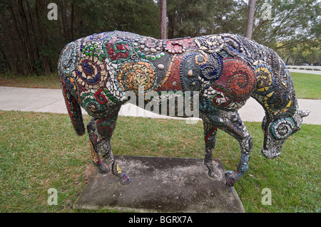 Pferdeskulptur Ocala Florida Appleton Museum of Art äußeren Leben Größe Mosaik Glas abgedeckt Stockfoto