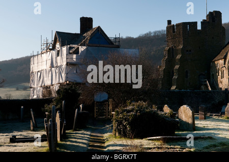 Stokesay Castle Torhaus, Shropshire, verpackt in Kunststoff für Restaurierung Stockfoto