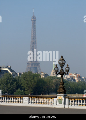 Eiffelturm und Jugendstil Laterne von Alexander III-Brücke aus gesehen. Paris. Frankreich. Stockfoto