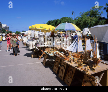 Stände mit Kunsthandwerk, Mercado De La Catedral, Habana Vieja, Havanna, La Habana, Republik Kuba Stockfoto