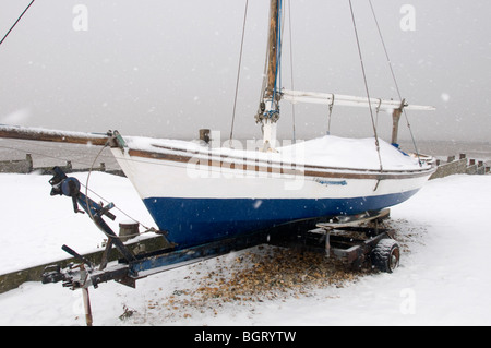 Boot, Schnee am Strand Whitstable Kent Landschaft England UK Stockfoto