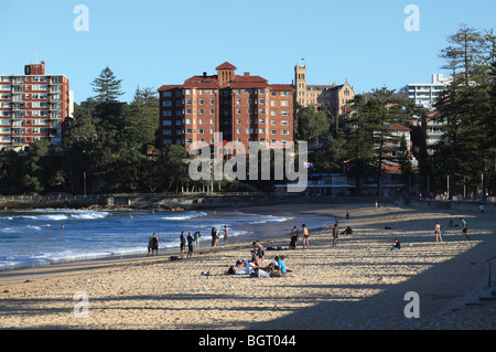 Am späten Nachmittag am Manly Beach, Sydney, Blick in Richtung Süden Steyne. Stockfoto