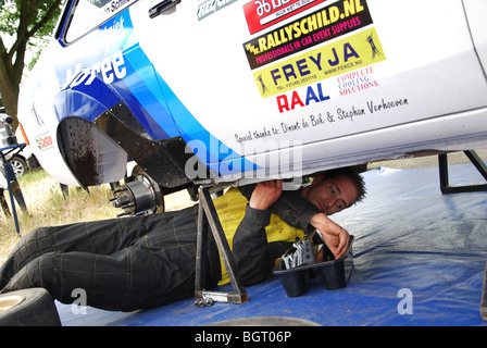 Mechaniker arbeiten an Ford Escort Mk II BDA im Service-Bereich zwischen Wertungsprüfungen auf 2009 Paradigit-ELE-Rallye, Niederlande Stockfoto