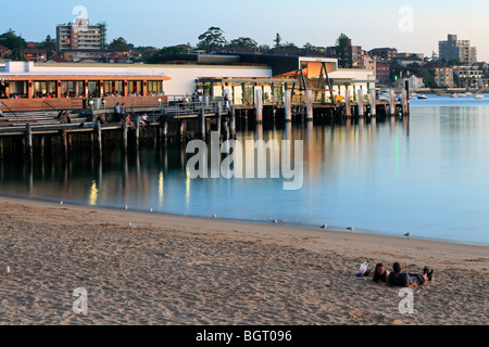 Manly Ferry Wharf in Sydney in der Abenddämmerung. Stockfoto