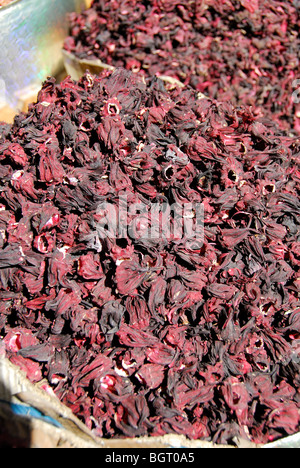 ASWAN, ÄGYPTEN. Assuan-Markt. Getrocknete Hibiskusblüten, verwendet für die Herstellung von "Karkady" (Hibiskustee). Stockfoto