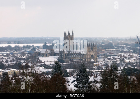 Blick auf Canterbury Stadt und Kathedrale mit Schnee bedeckt Stockfoto
