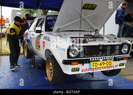 Ford Escort Mk II BDA im Service-Bereich zwischen Wertungsprüfungen auf 2009 Paradigit-ELE-Rallye, Niederlande Stockfoto