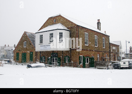 Auster Fischerei Restaurant im Schnee am Strand Whitstable Kent Landschaft England UK Stockfoto