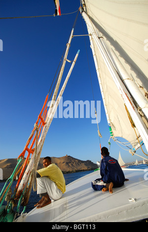 ASWAN, ÄGYPTEN. Ein junger nubischen Mann und junge auf einem Nil-Feluke Segeln. 2009. Stockfoto