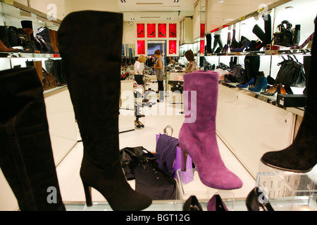 Schuhe speichern auf Boulevard des Moulins, die wichtigste Einkaufsstraße in Monte Carlo, Monaco. Stockfoto