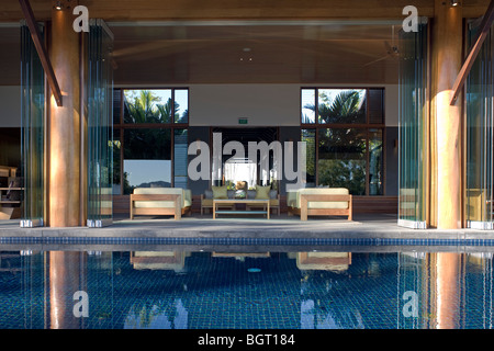 Qualia Resort, Hamilton Island, Great Barrier Reef, Queensland, Australien. der Eintrag Lobby über Pool aus betrachtet. Stockfoto