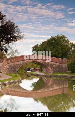 Blick durch Regenbogen-Brücke über den Grand Union Canal Leicestershire. Stockfoto