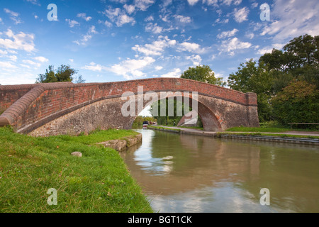 Blick durch Regenbogen-Brücke über den Grand Union Canal Leicestershire. Stockfoto