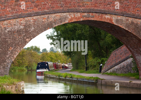 Blick durch Regenbogen-Brücke über den Grand Union Canal Leicestershire. Stockfoto