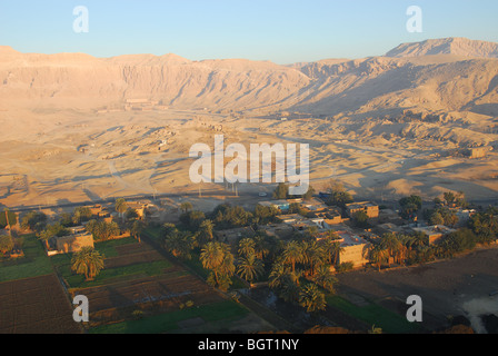 LUXOR, ÄGYPTEN. Eine Luftaufnahme der Westbank des Nils, mit der thebanischen Nekropole und Hatschepsut Tempel in der Ferne. Stockfoto