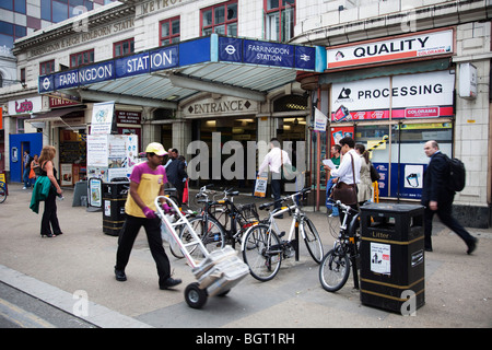 Belebten Szene außerhalb Farringdon u-Bahnstation in London. Stockfoto