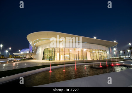 Abend geschossen von einer beleuchteten Yas Viceroy Hotel auf der Insel Yas Formel-1-Rennstrecke in Abu Dhabi, VAE Stockfoto