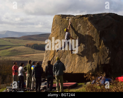 Bouldern auf Erlösung auf Stanage Plantage im Peak District Stockfoto