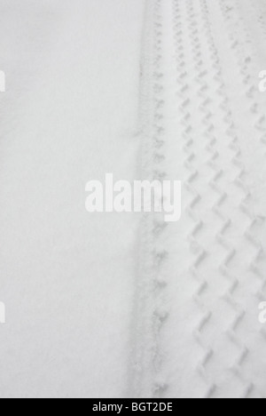 Fahrzeug Reifen Spur im Schnee Stockfoto