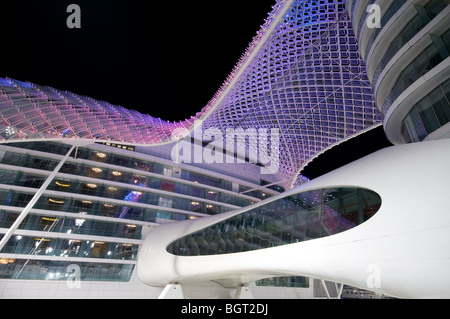 Abend geschossen von einer beleuchteten Yas Viceroy Hotel auf der Insel Yas Formel-1-Rennstrecke in Abu Dhabi, VAE Stockfoto