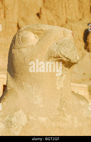 LUXOR, ÄGYPTEN. Eine Statue des Horus auf der mittleren Terrasse von der Leichenhalle Tempel der Königin Hatshepsut (Deir el-Bahri). 2009. Stockfoto