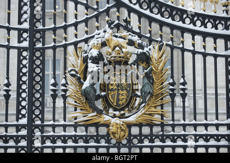 Das königliche Wappen am Buckingham Palace Gates im Schnee Stockfoto