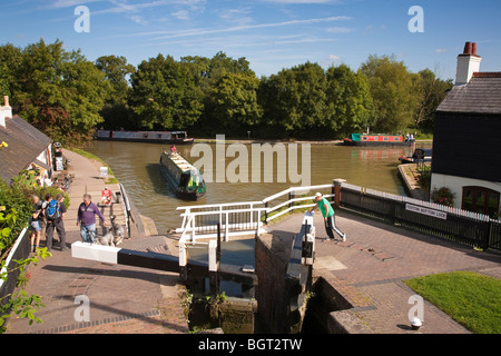 Foxton unteren Schloss mit einem schmalen Boot betreten Stockfoto