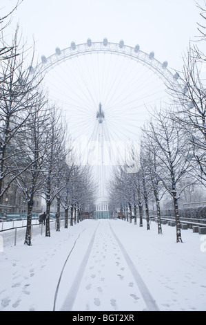 London Eye Riesenrad im Winterschnee Stockfoto