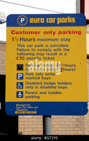 Ein Euro-Parkhäuser unterschreiben Warnung möglich Zuschläge auf einem Parkplatz in Hounslow Middx, UK. Stockfoto