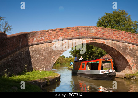 Ein langes Boot Unterquerung Regenbogenbrücke am Grand Union canal Foxton Leicstershire Stockfoto