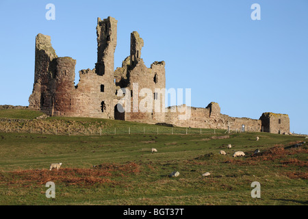 Das Torhaus von Dunstanburgh Castle, in der Nähe von Craster, Northumberland, UK Stockfoto