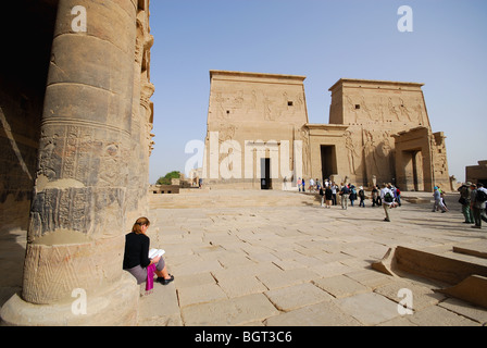 ASWAN, ÄGYPTEN. Ein Blick auf die ersten Pylon und Tempel der Isis von der West-Kolonnade im Philae Tempel. Stockfoto