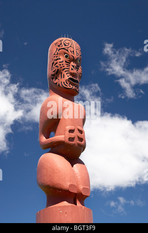 Maori Carving auf Kapu-Te-Rangi (Toi Pa), historische Pa Website, Whakatane, Bay of Plenty, Nordinsel, Neuseeland Stockfoto